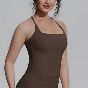 Nahaufnahme eines braunen Sport-Tanktops mit engem Sitz und weicher Textur
