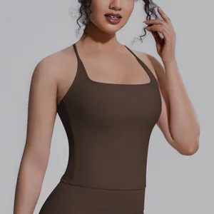Detailansicht eines braunen Yoga-Tops für Damen mit weicher, matter Stofftextur