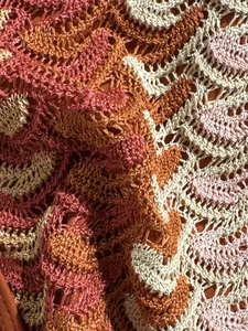 Nahaufnahme eines Häkelbikinis im Boho-Stil mit detaillierter Wellenstruktur in Erdtönen