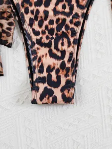 Vue macro détaillée montrant la texture du tissu du bas de bikini imprimé léopard