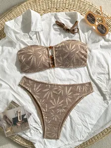 Vista dettagliata del bikini all'uncinetto a vita alta con motivo a foglie di palma tropicale