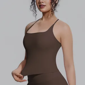 Detailansicht eines braunen, eng anliegenden Yoga-Tops aus Nylon mit eckigem Ausschnitt