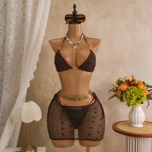 Set bikini 3 pezzi marrone retrò con gonna in rete con paillettes su manichino vintage