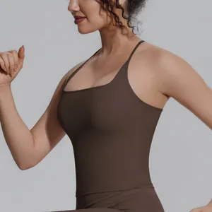 Nahaufnahme des braunen Yoga-Tops aus atmungsaktivem Stoff mit sportlicher Passform