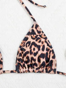 Gros plan d'un haut de bikini triangle sexy à motif léopard avec une texture de tissu de qualité