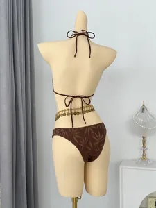 Achteraanzicht van een bruine opengewerkte bikini met bladpatroon voor vakantiegebruik