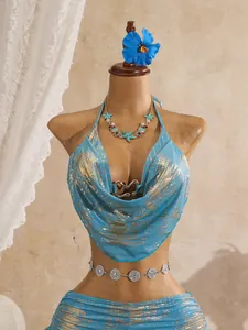 Detailansicht eines blau-goldenen Bikini-Sets mit Wasserfall-Ausschnitt auf einer Puppe
