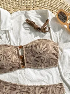 Dettaglio di un set bikini all'uncinetto kaki con motivo a foglie da spiaggia