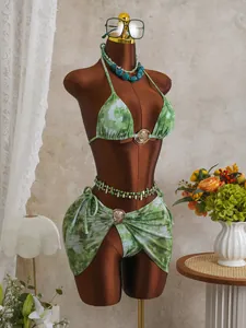 Vue détaillée d'un ensemble bikini 3 pièces en mesh tie-dye vert avec paréo sexy