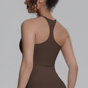 Detaillierte Rückansicht eines braunen Racerback-Sport-Tops für Yoga und Fitness.