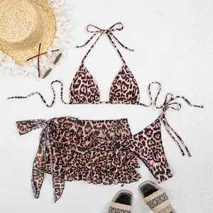 Vue détaillée à plat d'un ensemble bikini 3 pièces léopard et jupe à volants chic
