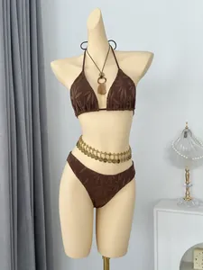 Volledig zicht op een bruine tweedelige bikini met bladstructuur op een mannequin