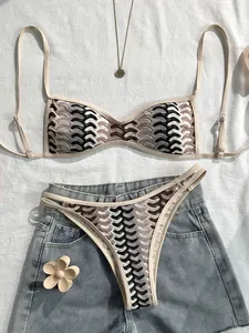 Detailansicht eines böhmischen Häkel-Bikinis mit Vintage-Wellenmuster und Denim-Styling
