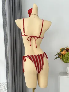 Rückansicht eines sexy rot-weiß gestreiften Bikini-Sets zum Schnüren für den Strandurlaub.