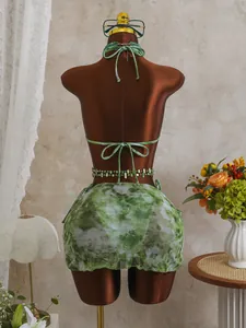 Vue arrière d'un maillot de bain 3 pièces en mesh tie-dye vert avec jupe