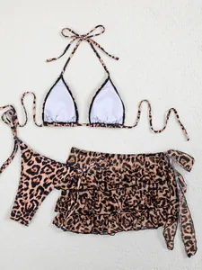 Vue détaillée d'un ensemble bikini 3 pièces à motif léopard avec une jupe à volants