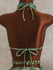 Vue arrière détaillée du bikini tie-dye vert avec lacets ajustables et ceinture perlée