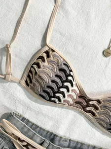 Detaillierte Makroansicht des Bohème-Häkel-Bikinis mit mehrfarbigem Wellenmuster