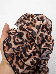 Vue macro détaillée du tissu en maille léopard avec élégante bordure noire à volants
