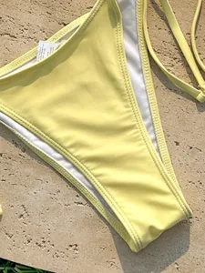 Close-up van een lichtgeel bikinibroekje met zachte stof en gedetailleerd stiksel