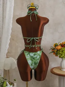 Vue arrière du bikini licou tie-dye vert, ensemble trois pièces sur un mannequin