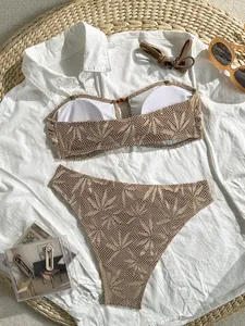 Set bikini all'uncinetto con motivo a foglie, top a fascia e slip a vita alta su camicia