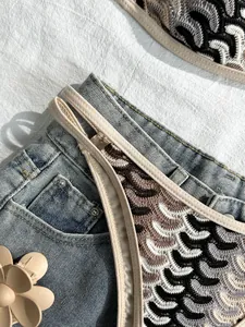 Detailansicht eines böhmischen Häkel-Bikinis mit Retro-Muster und Denim-Styling