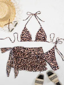 Ensemble bikini 3 pièces léopard avec haut licou et jupe à volants sur tissu blanc