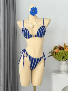 Blau-weiß gestreifter Häkel-Bikini an einer Schaufensterpuppe für Strand- und Urlaubsstil