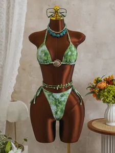 Gros plan d'un ensemble bikini vert tie-dye avec haut licou présenté sur un mannequin.
