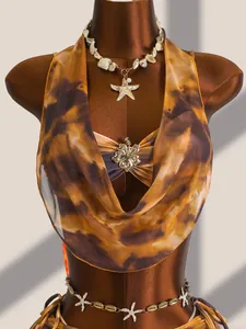 Gedetailleerd overzicht van een 4-delige bikini set in Maillard-stijl met sieraden.