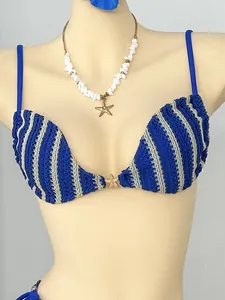 Detailaufnahme eines blau-weiß gestreiften Häkel-Bikini-Tops mit Seestern-Anhänger