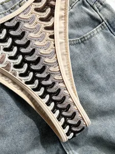 Detailansicht eines böhmischen Vintage Häkelbikinis mit mehrfarbigem Wellenmuster