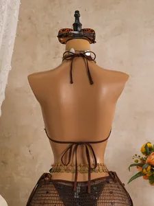 Vista posteriore del bikini marrone in rete con paillettes e catena in vita retrò
