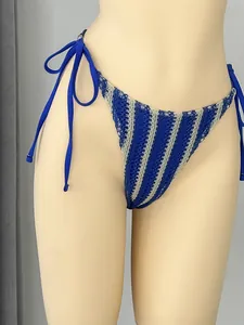 Nahaufnahme einer blau-weiß gestreiften Häkel-Bikinihose mit seitlichen Bändern