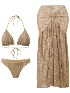 Driedelige beige kanten bikiniset met bijpassende lange rok voor strandvakantie