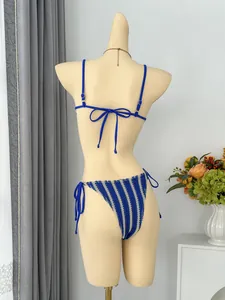 Rückansicht eines blau-weiß gestreiften Bikinis mit Schnürung an einer Schaufensterpuppe