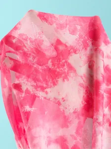 Détail en gros plan du tissu en maille tie-dye rose et blanc pour ensembles bikini