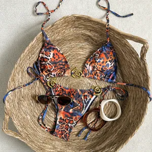 Vue détaillée d'un bikini léopard bohème avec des accents uniques en spirale dorée