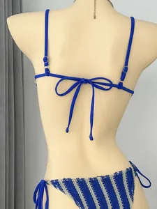 Detaillierte Ansicht der blauen Bikini-Rückseite mit eleganter Schleife und Streifenmuster