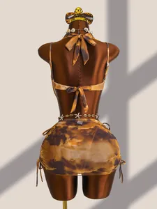 Achteraanzicht van een 4-delige Maillard-stijl bikini set met bijpassende rok.