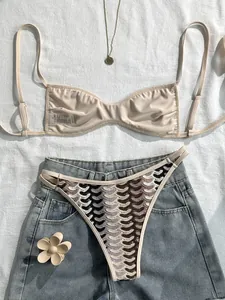 Bohemian Häkel-Bikini-Set auf Jeans-Shorts mit schicken Strand-Accessoires