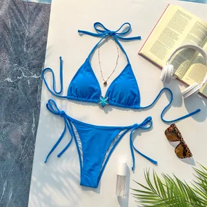 Gedetailleerd overzicht van een felblauwe halterbikini met een decoratieve blauwe bloem.