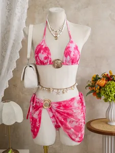 Détail d'un ensemble bikini 3 pièces tie-dye rose avec paréo en résille sur un mannequin