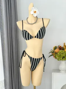 Detailaufnahme eines stilvollen schwarz-weiß gestreiften Bikinis für den Strand.