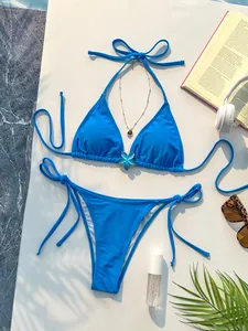 Gedetailleerd overzicht van hemelsblauwe bloemenbikini met haltertop en broekje