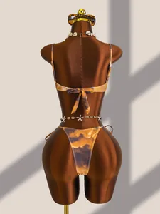 Achteraanzicht van Maillard bikini set met wolkenprint op een bruine etalagepop