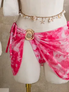 Vue détaillée de la jupe paréo en maille tie-dye rose avec chaîne de taille décorative