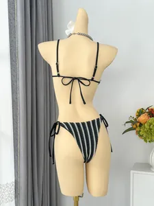 Detaillierte Rückansicht eines sexy schwarz-weiß gestreiften Bikini-Sets mit Schnürung
