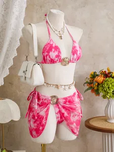 Vue détaillée de l'ensemble bikini 3 pièces en maille tie-dye rose avec détails coquillages